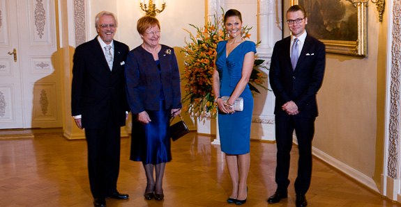 Doktor Pentti Arajärvi, president Tarja Halonen, kronprinsessa Victoria och prins Daniel på Tallurden den 1 november 2010. Copyright © Republikens presidents kansli